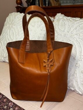 NWT Frye Carson Leather Tote in Cognac